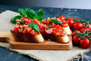 Bruschetta de tomate e manjericão