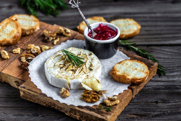 Camembert gratinado com ervas e compota