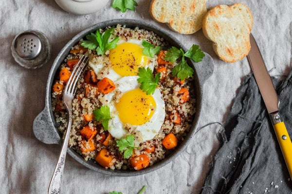 Insalata di quinoa con patata dolce e uovo
