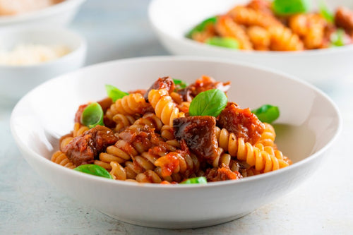 Fusilli de grão com molho de tomate e cogumelos salteados